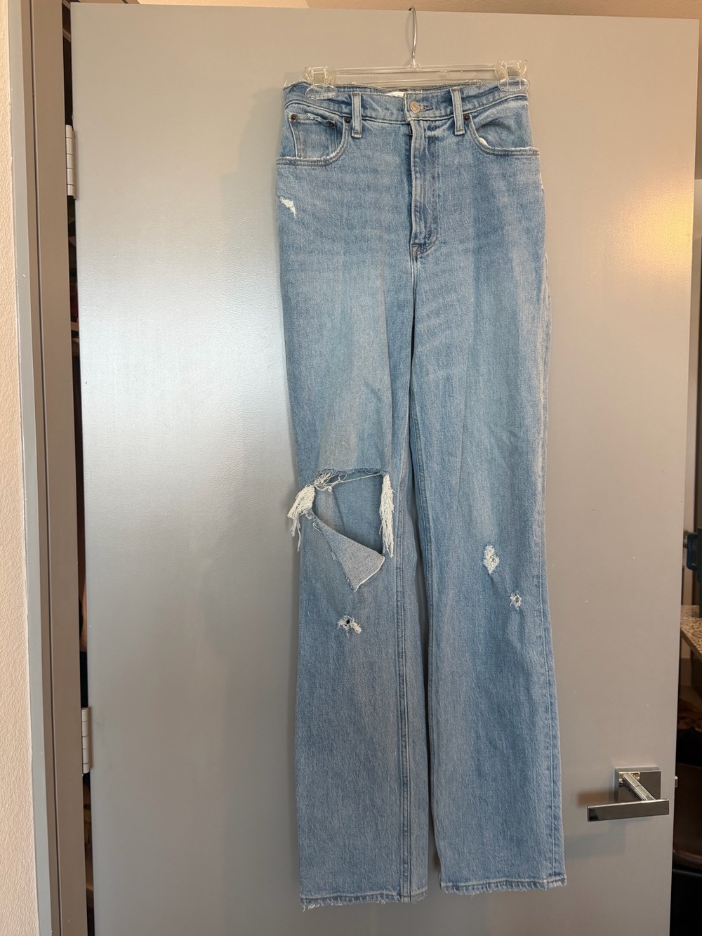 Abercrombie & Fitch “The 90s Straight Ultra High Rise”